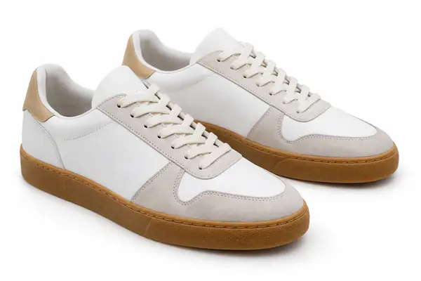 Ein Paar stilvolle Schuhe, für einen Onlineshop vor einem hellen, nahtlosen weißen Hintergrund fotografiert.